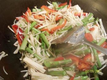芦笋金针菇炒肉片的做法步骤2
