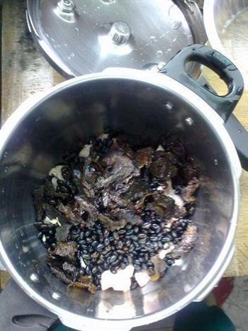 生地黑豆排骨汤的做法步骤4