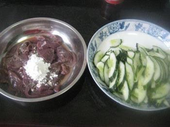 黄瓜炒猪肝的做法步骤1