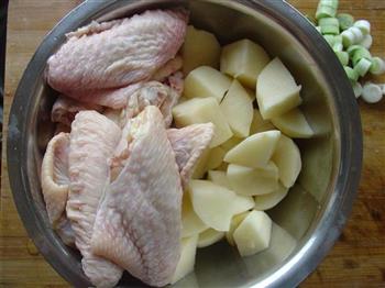 红烧鸡翅土豆的做法步骤1