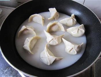 芹菜猪肉煎饺的做法步骤9