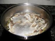 袖珍菇生菜汤的做法步骤4