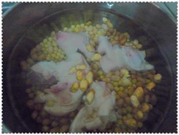 花生黄豆猪脚汤的做法步骤2