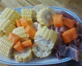 胡萝卜玉米鸡骨汤的做法步骤1