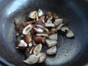 青椒香菇炒腊肉的做法步骤2