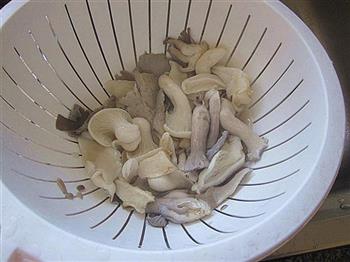 鸡肾炒蘑菇的做法步骤1