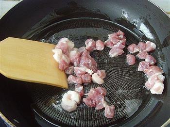 毛豆炒肉丁咸菜的做法步骤3