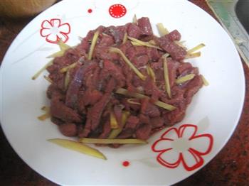 黑椒牛肉炒芹菜的做法步骤1