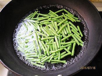 霉干菜炒豇豆的做法步骤2