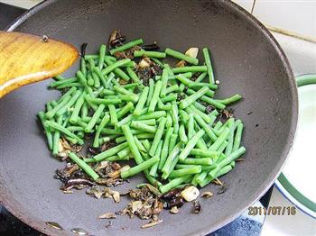 霉干菜炒豇豆的做法步骤5