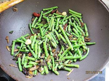 霉干菜炒豇豆的做法步骤6