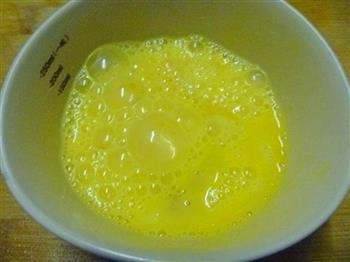酸菜鸡蛋炒蚕豆米的做法图解4