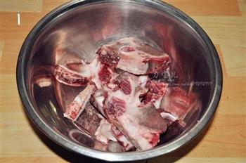 韩式牛骨蔬菌汤的做法步骤1
