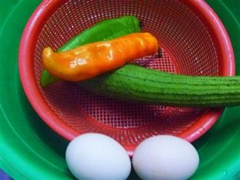 尖椒丝瓜炒鸡蛋的做法步骤1