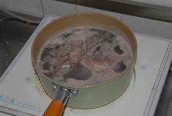 菱角猪骨汤的做法图解1