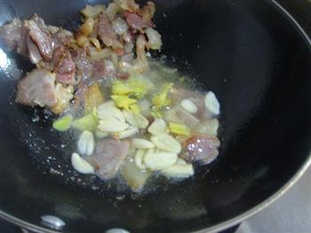 盐菜腊肉焖鱼干的做法图解9