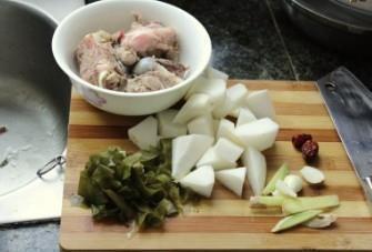 筒骨萝卜海带汤的做法步骤1