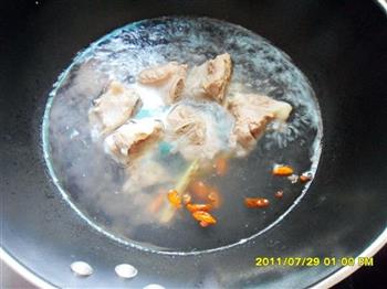 龙骨煲营养汤的做法图解4