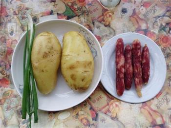 土豆腊肠焖饭的做法图解1