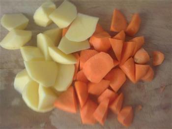 土豆胡萝卜炖牛肉的做法图解1