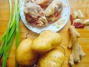 土豆炖鸡块的做法步骤1