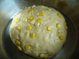 鲜奶油玉米面包的做法步骤2
