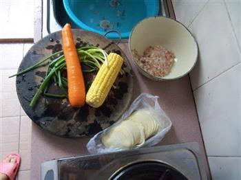 玉米胡猪肉锅贴的做法步骤1