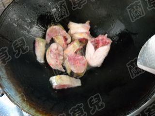 砂锅鲶鱼汤的做法步骤3