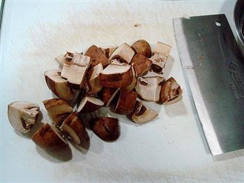 蘑菇焖肉面的做法步骤1