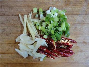 青椒茭白炒肉丝的做法步骤3