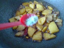 红烧土豆的做法步骤9