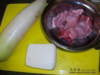 白萝卜豆腐排骨汤的做法步骤1
