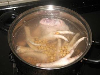 黄豆鸡脚汤的做法步骤3