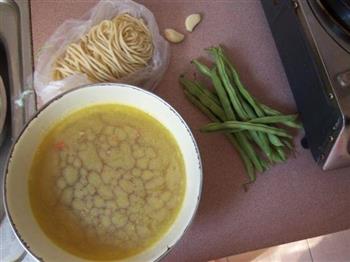 鸡汤四季豆焖面的做法步骤1