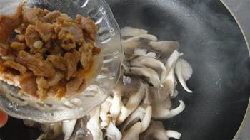 蘑菇炒肉片的做法步骤10