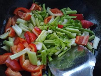 彩椒芹菜炒肉的做法步骤2