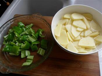 鸡片炒土豆的做法步骤1