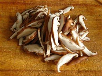 香菇海鲜疙瘩汤的做法步骤2