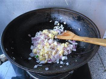 洋葱蛋炒饭的做法步骤5
