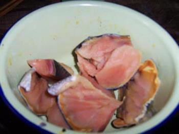 马哈鱼炖五花肉的做法图解1