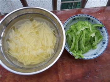 苦瓜炒土豆的做法步骤1