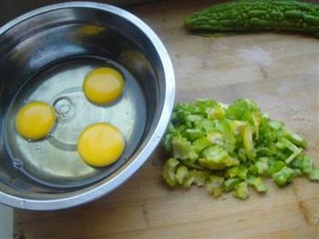 苦瓜煎蛋的做法步骤2