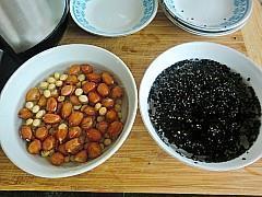 黑芝麻花生豆浆的做法步骤2