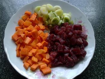 牛肉胡萝卜紫薯面的做法步骤2