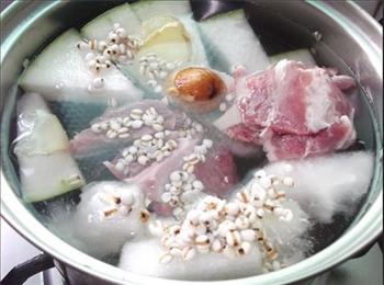 冬瓜薏米猪骨汤的做法步骤3