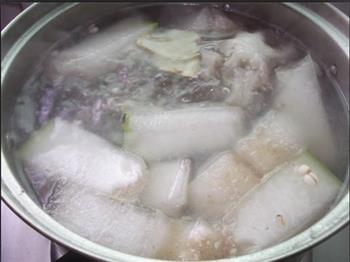 冬瓜薏米猪骨汤的做法步骤4