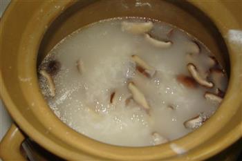 膏蟹鲜虾香菇粥的做法步骤3