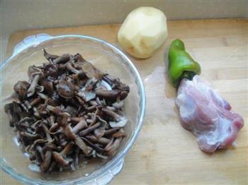 榛蘑土豆片的做法步骤1