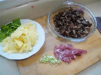 榛蘑土豆片的做法步骤2