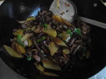 榛蘑土豆片的做法步骤6